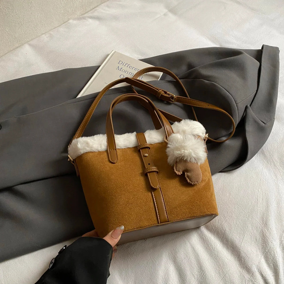 Winter Plush Bag Women'S Retro Small Handbags Clutch Bag New Faux Suede Matching Lamb Wool Bucket Shoulder Crossbody Bags