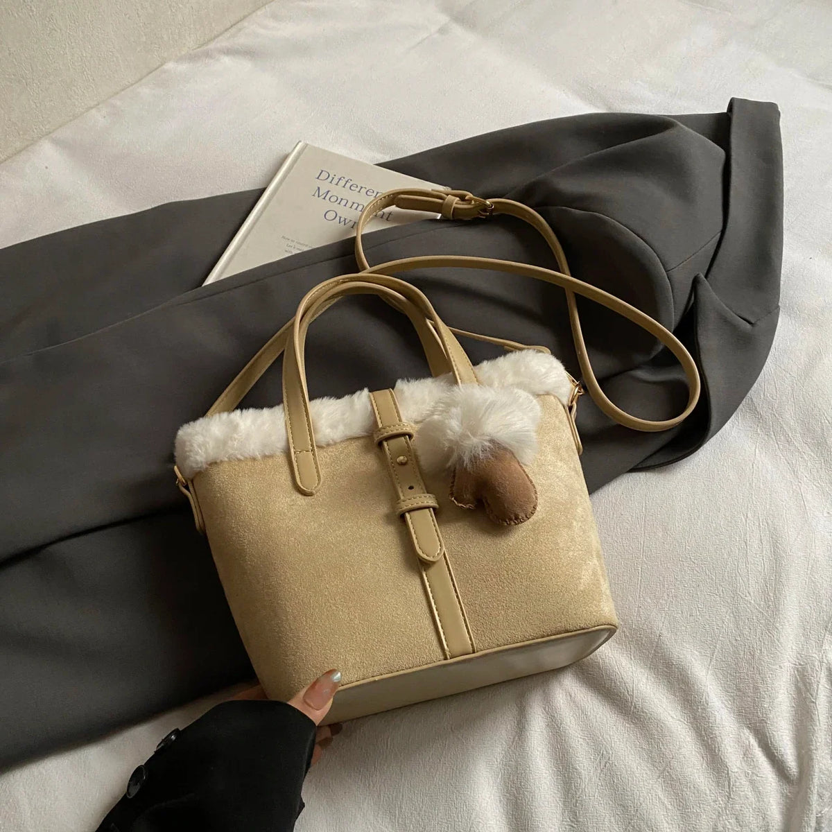 Winter Plush Bag Women'S Retro Small Handbags Clutch Bag New Faux Suede Matching Lamb Wool Bucket Shoulder Crossbody Bags